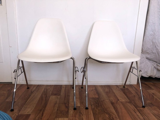 Image 1 of 4x Original Vitra Eames Plastic Side Chair DSS – White – Beautiful Patina