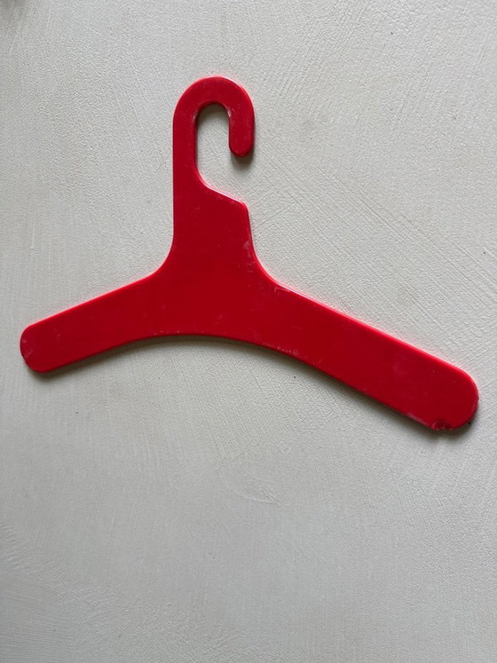 Image 1 of Lot de 10 cintres originaux Ingo Maurer Design rouges des années 1960/1970 - Vintage