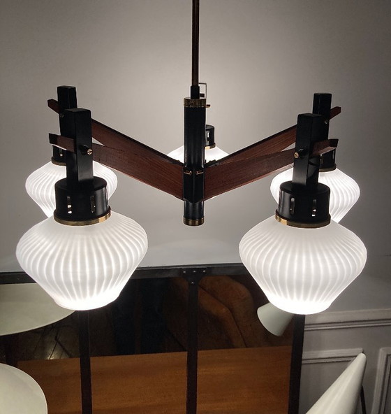 Image 1 of Lampadario italiano d'epoca in teak, ottone e vetro opalino