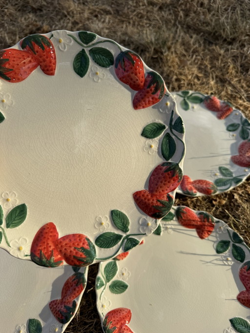 Assiettes barbotine fraises Longchamp anciennes