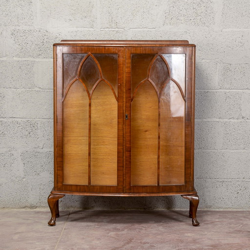 Kleine Engelse vitrinekast met gebogen glazen deuren 1920