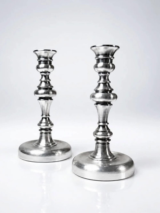 Par de pequeños candelabros antiguos bañados en plata, estilo georgiano. – Portavelas, Metal (photo 2 of 12)