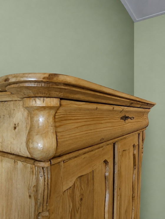 Image 1 of Antieke geloogd grenen biedermeier meidenkast buffetkast kledingkast