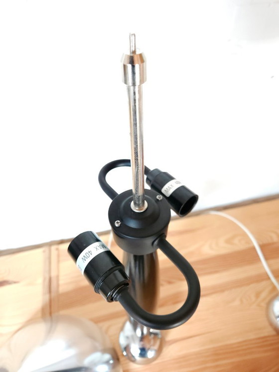 Image 1 of 1 van 2 stilistische vintage tafellamp met aluminium kap, minimalistische lamp met geometrische vormen; nog 2 beschikbaar