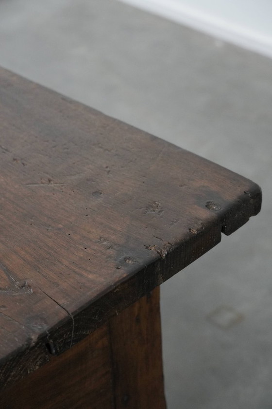 Image 1 of Mesa de centro antigua de madera de castaño del sur de Europa del siglo XVIII con dos cajones