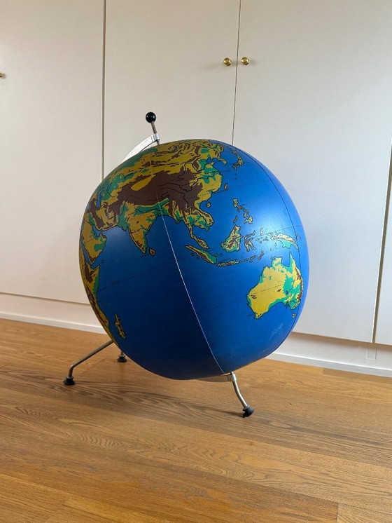 Image 1 of Schul Knickmann, globo fisico gonfiabile a terra su cavalletto, Amburgo, Germania 1950