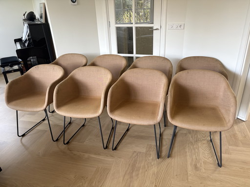 8 sillas de trineo Muuto Fiber