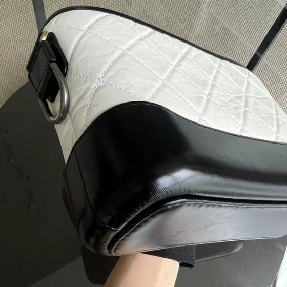 Image 1 of Borsa Chanel Gabrielle Small - 20 cm in pelle di vitello trapuntata bianca e nera con finiture bicolore.