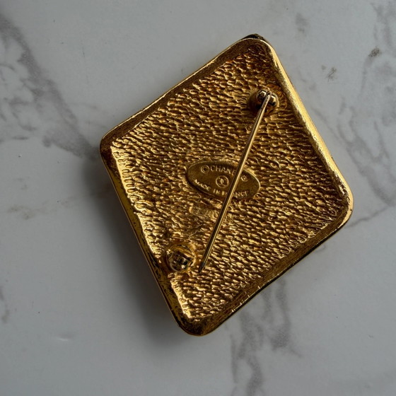 Spilla Chanel Vintage CC Rombo Placcata Oro 24k – Oggetti decorativi (photo 2 of 8)