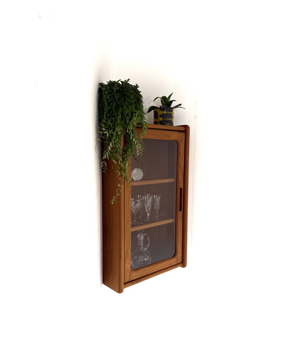 Image 1 of Vetrina vintage sospesa (ad angolo), Dyrlund '70