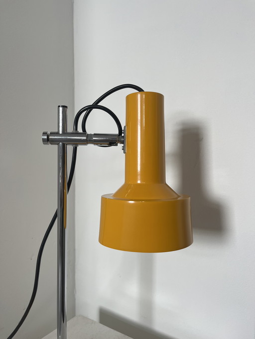 Gelb-orangefarbene Vintage-Tischlampe im Mid-Century-Stil in Chrom