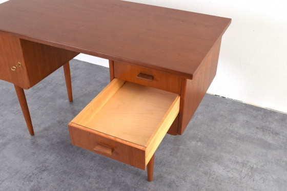 Escritorio danés de teca de mediados de siglo, década de 1960. – Wood (photo 19 of 20)