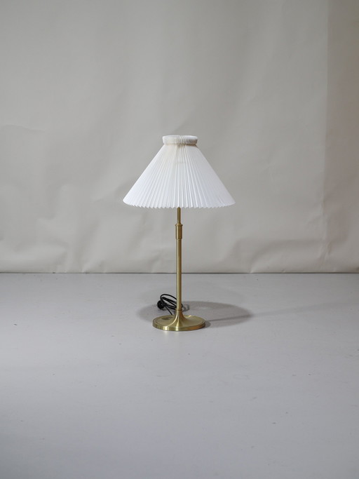 Lampada da tavolo Le Klint 328, paralume plissettato in ottone vintage danese