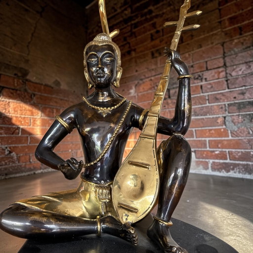 Bronzestatuenlampe im Stil der Mitte des 20. Jahrhunderts mit goldfarbenem Schirm