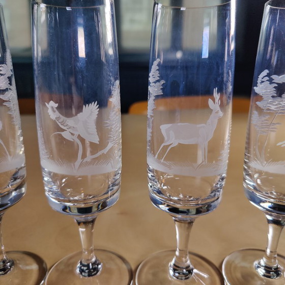 Image 1 of Elegantes Set aus 6 Kristallsektgläsern, fein graviert mit einer Jagdszene