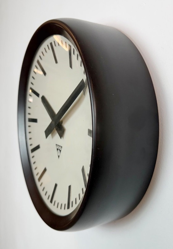 Industrial Bakelite Factory Wall Clock from Pragotron, 1960s – Glass, Plastic (photo 4 of 16)