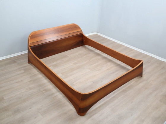 Image 1 of Italiaans bedframe uit de jaren 70 van gebogen walnotenhout met opbergruimte in het hoofdeinde.
