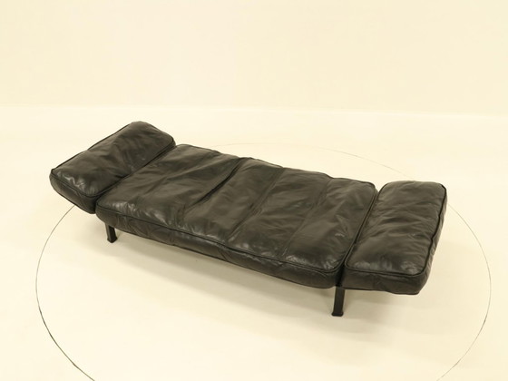 Image 1 of Ligbed van Zanotta in zwart leer