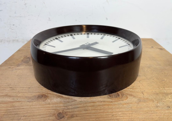 Image 1 of Reloj de pared industrial de baquelita de Pragotron, década de 1960