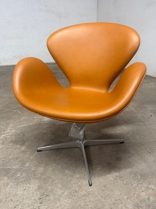 Fritz Hansen Swan chair Hohes Modell in Camel-Cognac Leder, NEUWERTIG! Inkl. Dokumentation!