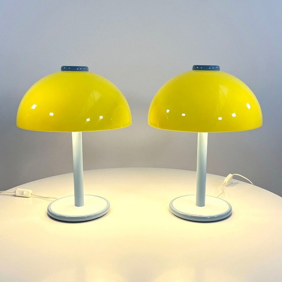 Image 1 of Blauwe en gele postmoderne tafellamp van metaal en kunststof, jaren 80