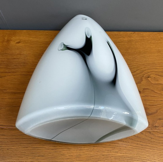 Image 1 of Witte en groene glazen vaas uit de Pomax Hom-collectie