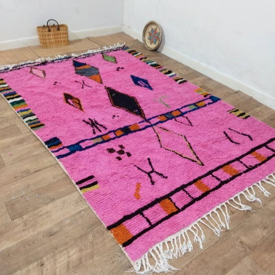 Image 1 of Azilal-Wollteppich, leuchtend pink – Bunte Berbermotive, handgewebt (290×195 cm)
