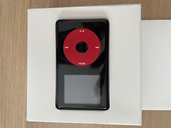 Apple iPod U2 Special Edition – Regali, Metal, Paper (photo 5 of 6)