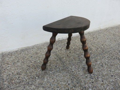 Tabouret tripode, brutaliste, en bois massif, assise demi lune, 50s 60s