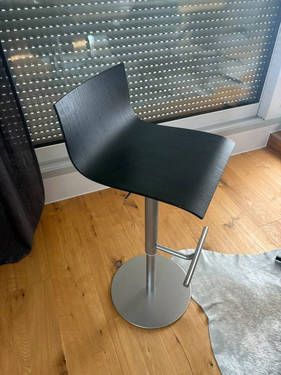 Thin Barstools Black Wood / Height-Adjustable, Lapalma, Metal (photo 3 of 5)