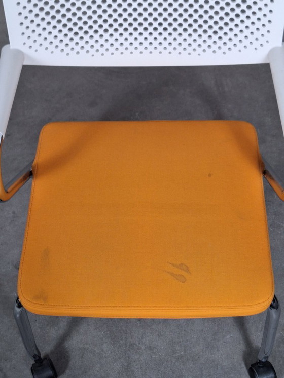 Image 1 of Vitra Visavis / Visavis 2 bureaustoel met wielen – wit en oranje
