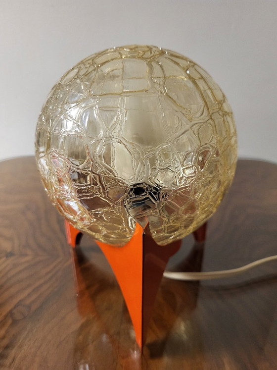 Lampada da tavolo con base arancione e paralume a globo in vetro, Lampade da tavolo, Metallo (foto 2 di 8)
