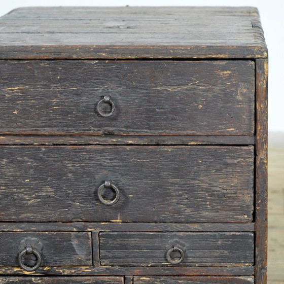 Antique Japanese small chest of drawers, circa 1900 – Iron, Wood (photo 9 of 12)