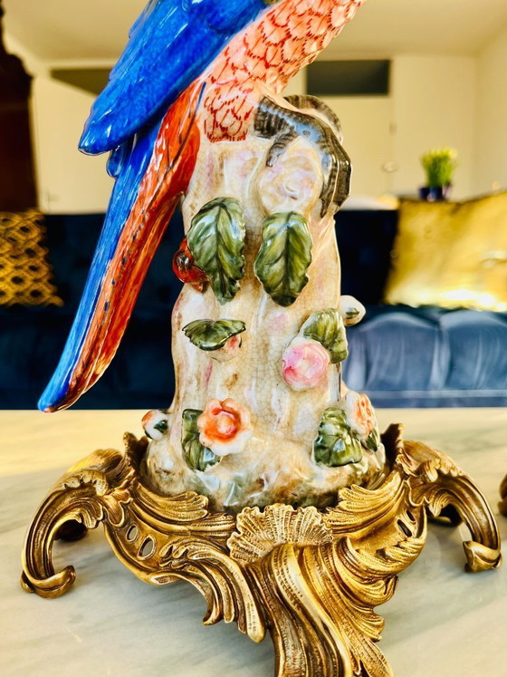 Image 1 of paar bronzen, porseleinen papegaaien kaarsenstandaards, nieuwe figuur kandelaars