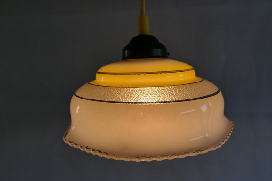 Image 1 of Schitterend Geel Gedecoreerd Glazen Hanglampje Met Authentieke Bakelieten Fitting