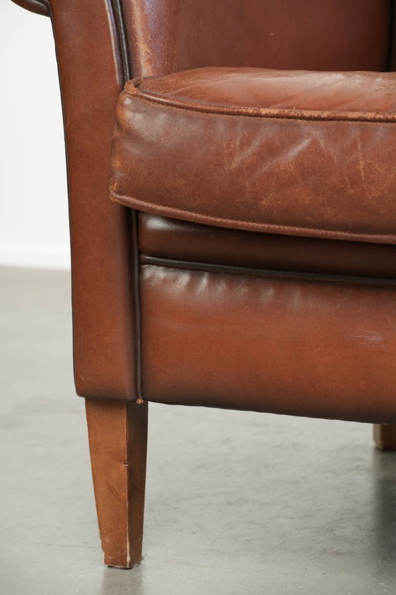 Tijdloze fauteuil/ armchair gemaakt van schapenleer met een mooie Engelse uitstraling – Leather (photo 12 of 13)