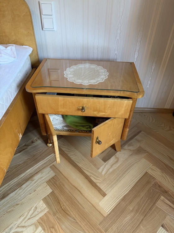 Image 1 of 2 vintage nachtkastjes uit het midden van de 20e eeuw, gemaakt van gevlamd esdoornhout, hoogglans, jaren 1950, met glazen blad.