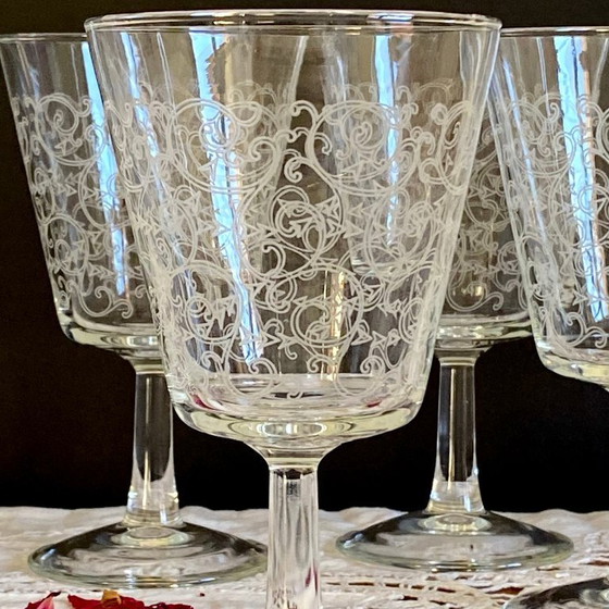 Image 1 of 6 grote antieke wijn- of waterglazen op voet met gegraveerd arabeskmotief