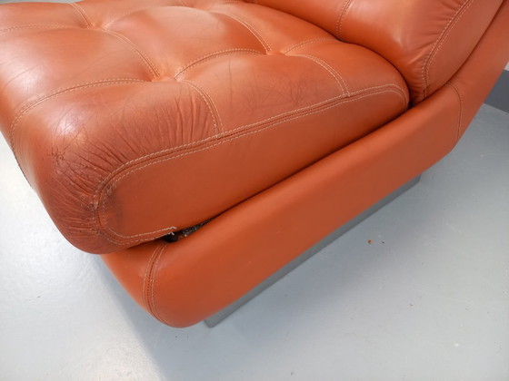 Image 1 of Vintage Roche Bobois-fauteuil in chroom en tegelkleurig leer uit de jaren 70.