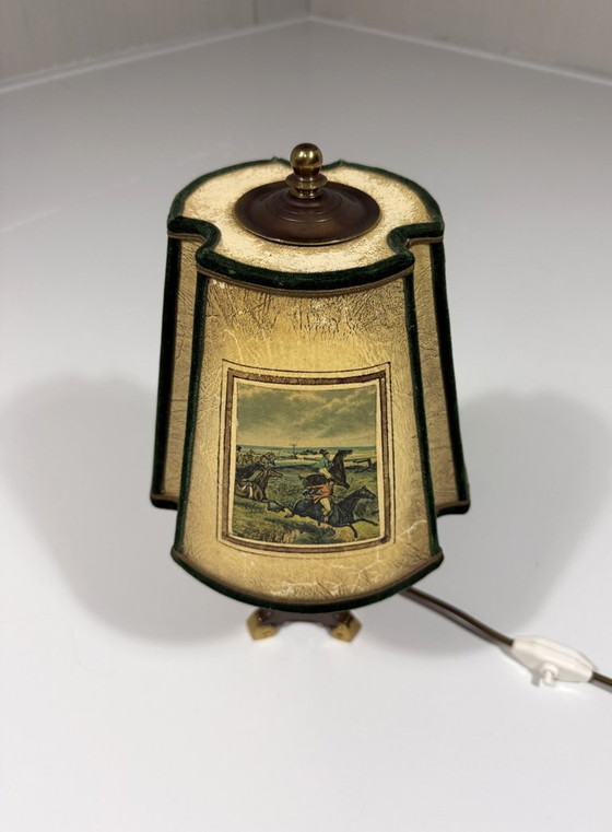 Lámpara de mesa de latón con pantalla con escena de caza, década de 1950. – Lámparas de mesa, Brass (photo 4 of 17)