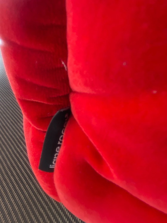 Image 1 of Inga Sempe - Ligne Roset Ruché Poltrona e chaise longue Rivestimento in velluto rosso e gambe in legno grigio 2025