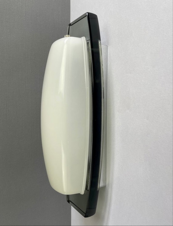 Image 1 of Veca attributable 1970s zeldzaam opaline glas en kristallen paar wandlampen.