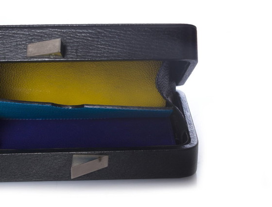 Image 1 of Poupee Couture/Rula Ghalayini, pochette in pelle con filtri colorati in un motivo semipermeabile.