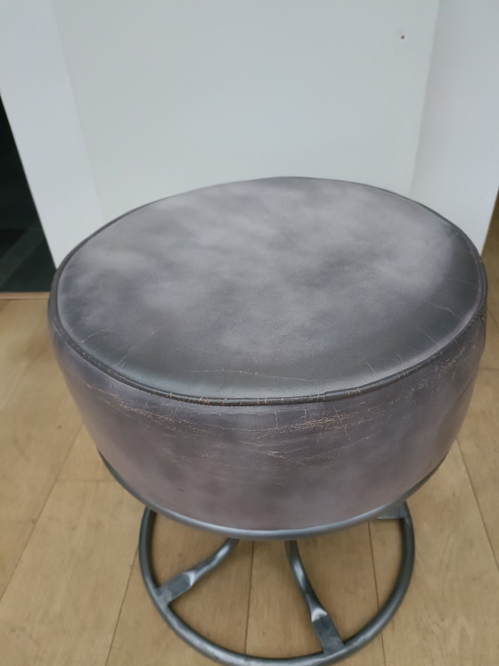 Grijze leren poef. – Art Sensation, Hockers en poefs, Metal, Leather (photo 2 of 10)