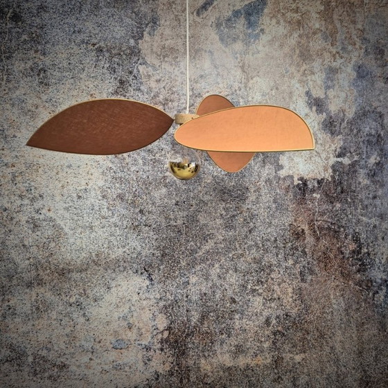 Image 1 of Hängeleuchte Blume, Modell Alba, 3 Blütenblätter goldfarbene Metallstruktur und Stoff (Farbton nach Wunsch)