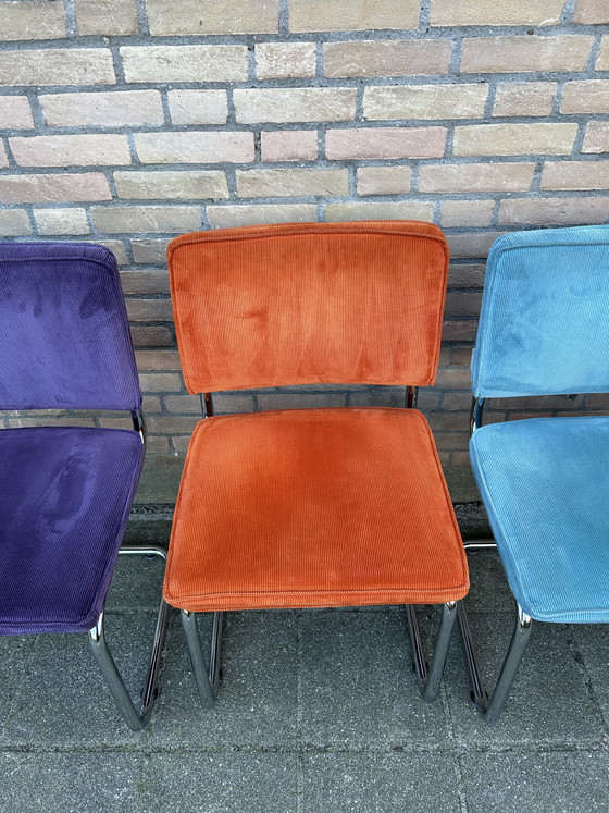 Image 1 of 6 Zuiver Ridge Stühle mit geripptem Stoffbezug und Rohrrahmen