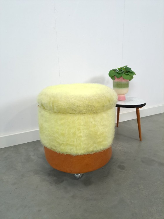 Image 1 of Pouf giallo soffice, sgabello contenitore, cesto della biancheria su ruote