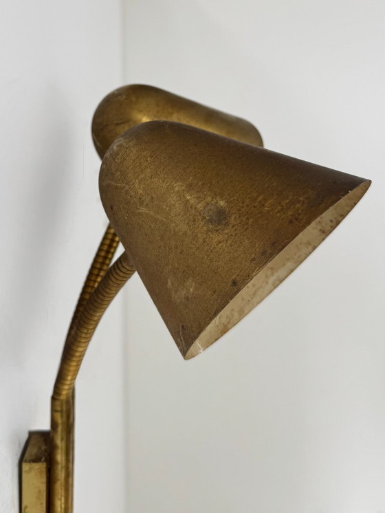 Image 1 of Jacques Biny, Frankrijk, 1950, dubbele verstelbare wandlamp van gepatineerd messing.