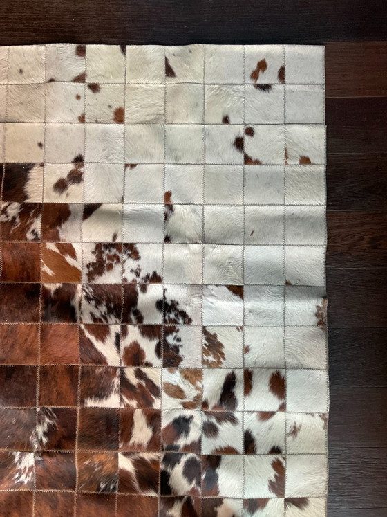 Image 1 of Tapis en peau de vache sur mesure, motif vache T40 à support carré | 200 × 300 cm