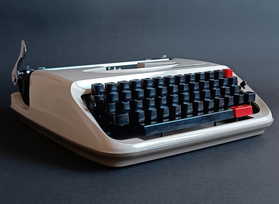 Image 1 of Macchina da scrivere Privileg 300 TR restaurata (1979) con carattere tipografico CUBE